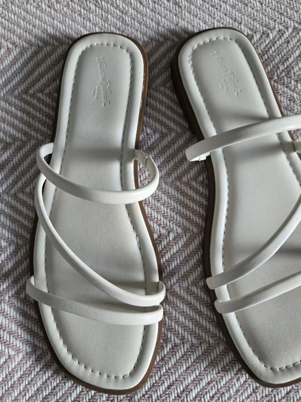 Universal Thread Women's Louie Casual Slip On Strappy Slide Sandals - White - 9
